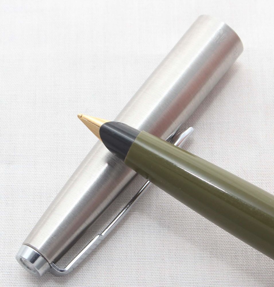 8277 Parker 45 CT in Olive Green. Smooth 14ct gold Broad FIVE STAR Nib.