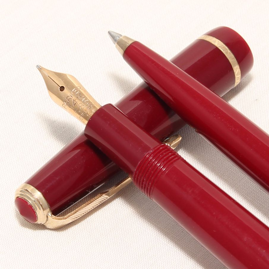 8370 Parker Duofold Junior Set in Burgundy, c1965. Smooth Medium Nib.