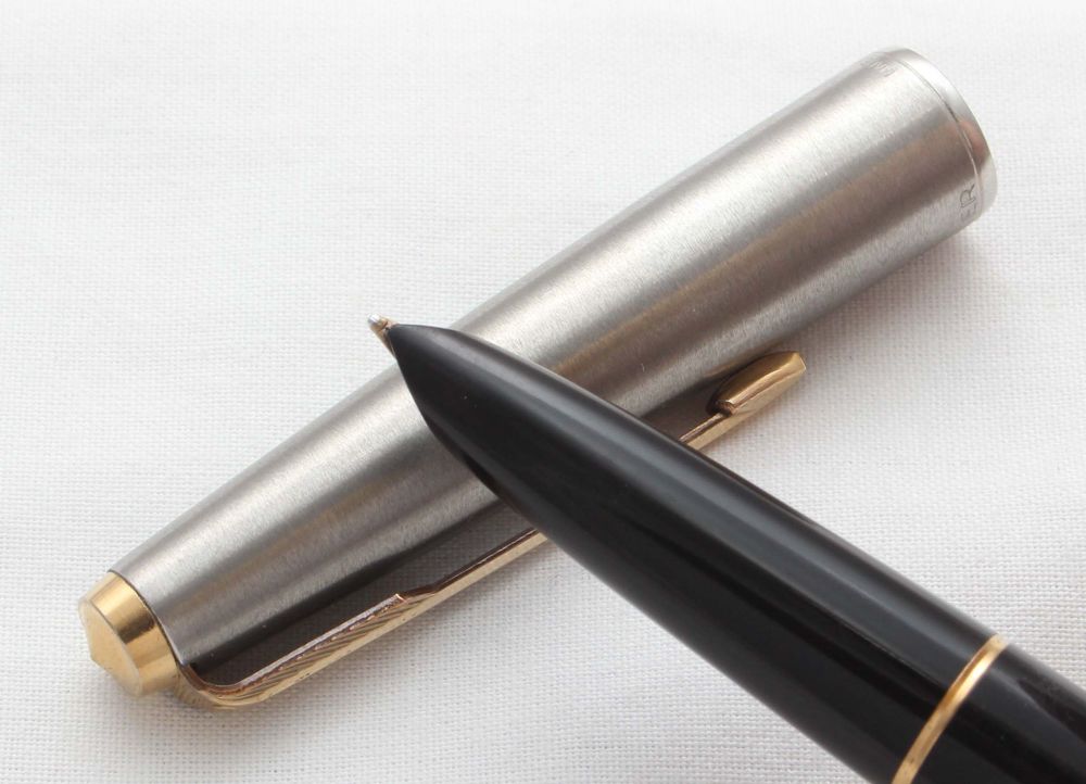 8579. Parker 51 Aerometric MkIII in Classic Black with a Lustraloy Cap, Smo