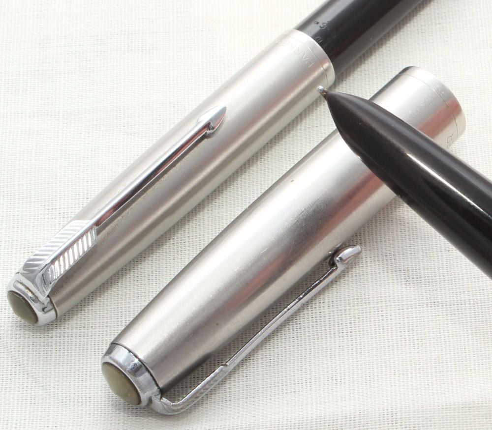 8665 Parker 51 Double Set in Black with Lustraloy caps. Medium FIVE STAR Ni