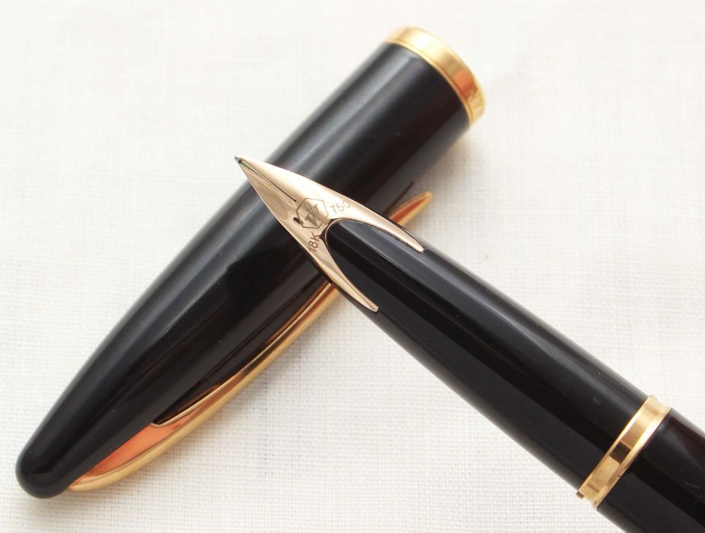 8696 Watermans Carene Fountain Pen in Black lacquer with Gold Filled trim. 