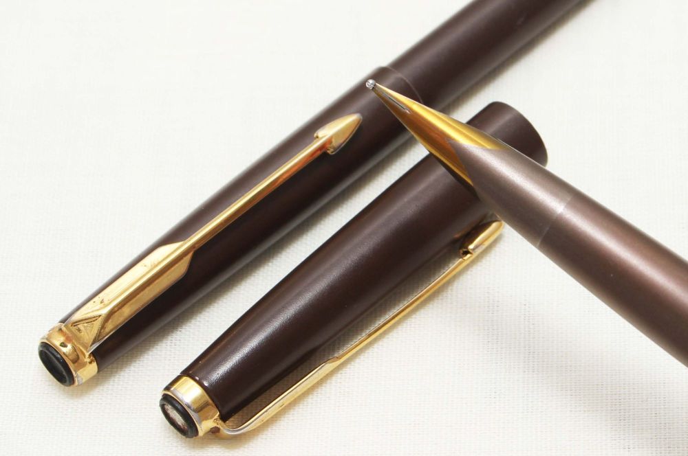 8723 Parker Falcon Fountain Pen Set Finished in Brown Lacquer, Smooth Mediu