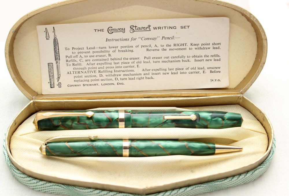 8766 Conway Stewart No.84 Fountain Pen and Propelling Pencil Set in Gold Ve