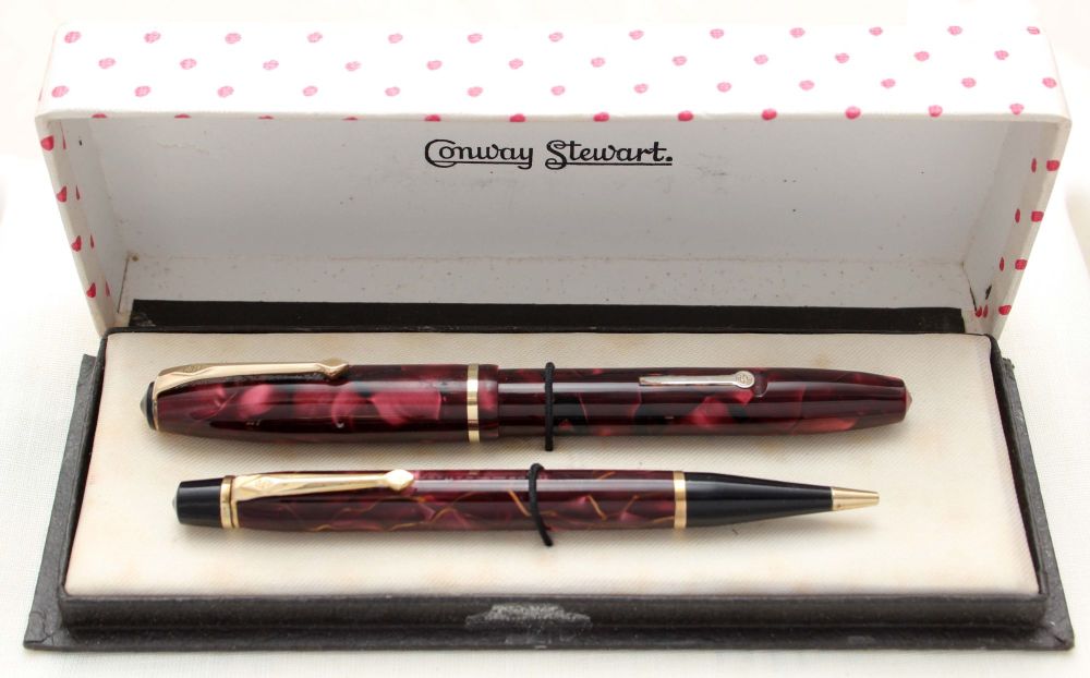 8768 Conway Stewart No.15 Fountain Pen and No.3 Nippy Propelling Pencil Set