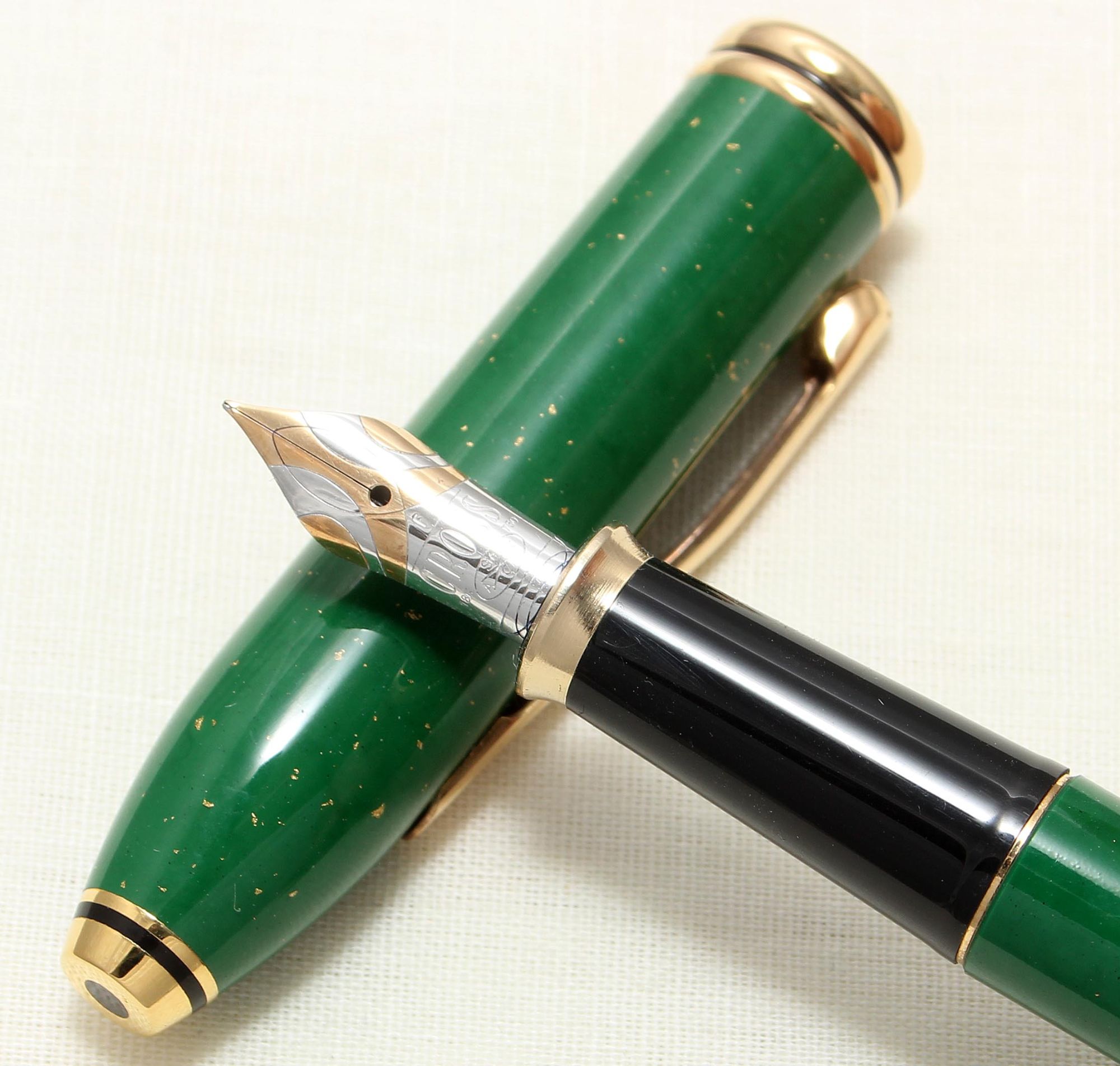 Cross Townsend 676 Jade Green 18 Karat Gold Plated Extra Fine Nib Fountain Pen - Image 2