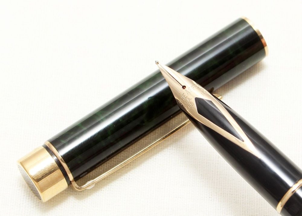 8984 Sheaffer Targa 1038 Laque Green Ronce Fountain Pen. Medium nib.