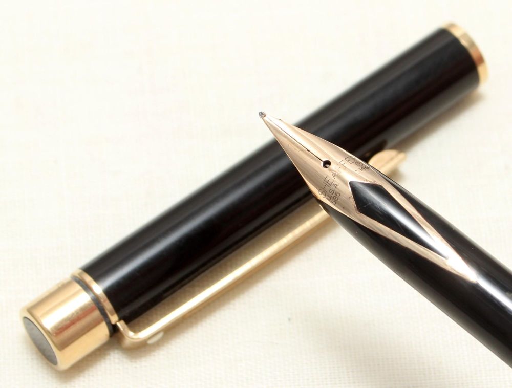 9000 Sheaffer Targa 1022s Slim fountain Pen in Gloss Black Stripe. Medium n