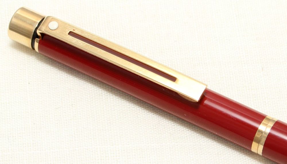 9004 Sheaffer Targa 1021 BP Laque Imperial Red Ball pen.