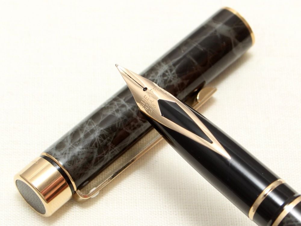 9036 Sheaffer Targa Classic Fountain Pen in Laque Marble Grey Ronce. Fine n