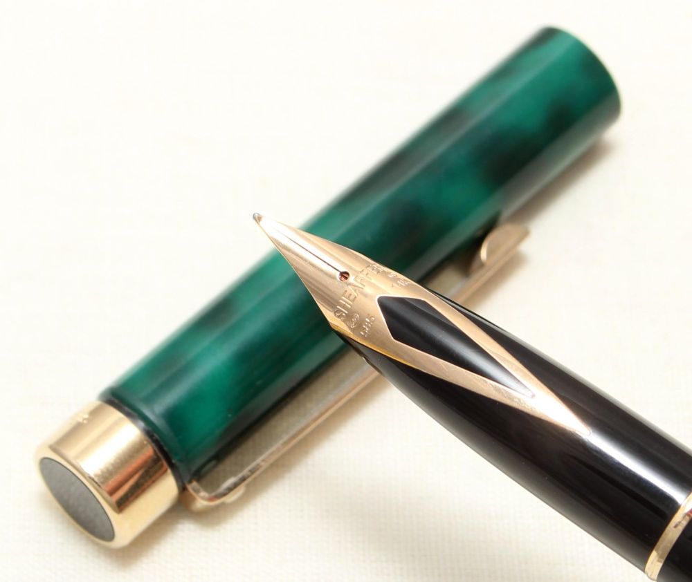 9038 Sheaffer Targa Classic Fountain Pen in Laque Green Marble. Fine nib. M