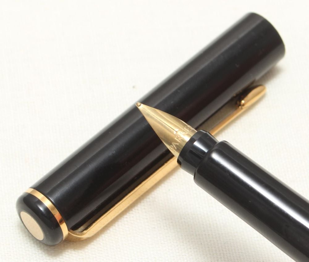 9098 Parker Rialto (88) Fountain Pen in Gloss Black. Fine Nib, New Old Stoc