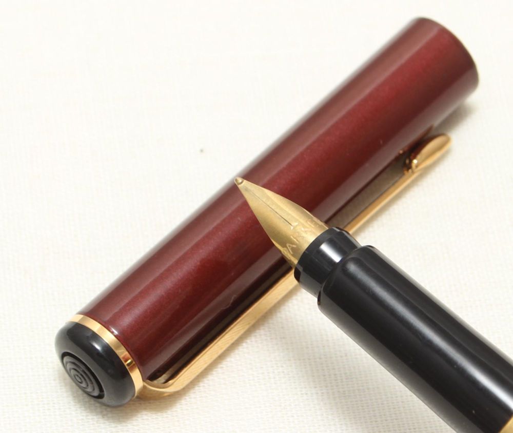 9099 Parker Rialto (88) Fountain Pen in Gloss Burgundy. Fine Nib, New Old S
