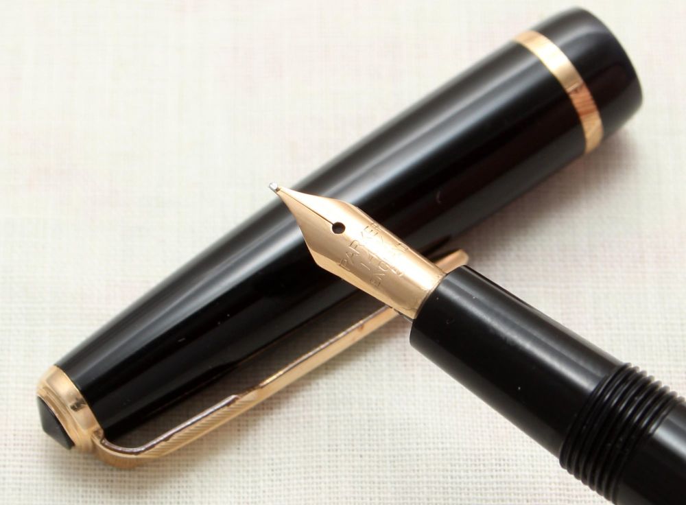 9148 Parker Duofold Slimfold in Black, c1965. Smooth Fine Nib. Mint and Box