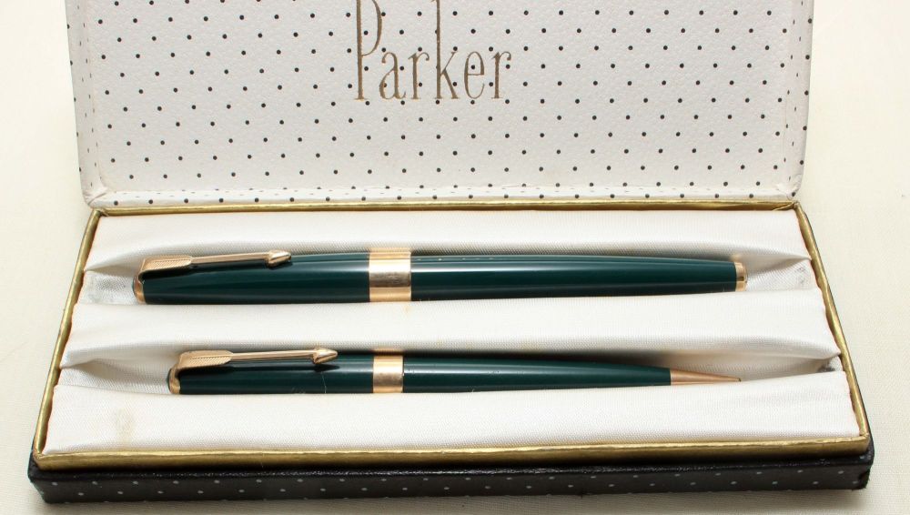 9191 Parker 17 Super Double Set in Green. Mint and Boxed. Medium Nib.
