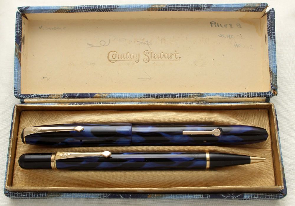 9402 Conway Stewart No.17 Fountain Pen and Propelling Pencil Set in Blue an