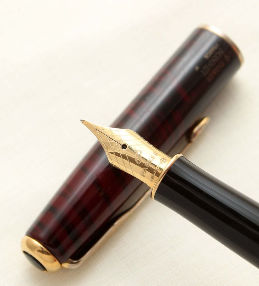 9424 Parker Sonnet Fountain Pen in Red Laque. 18ct Broad Nib.