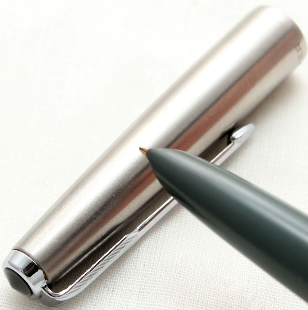 9778. Parker 51 Aerometric MkIII in Grey with a Lustraloy Cap, Smooth Broad