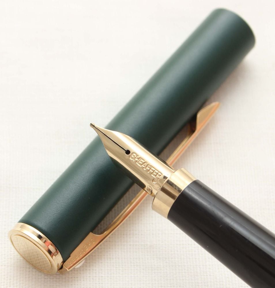 9978 Sheaffer Fashion II Fountain Pen in Green. Medium FIVE STAR nib.