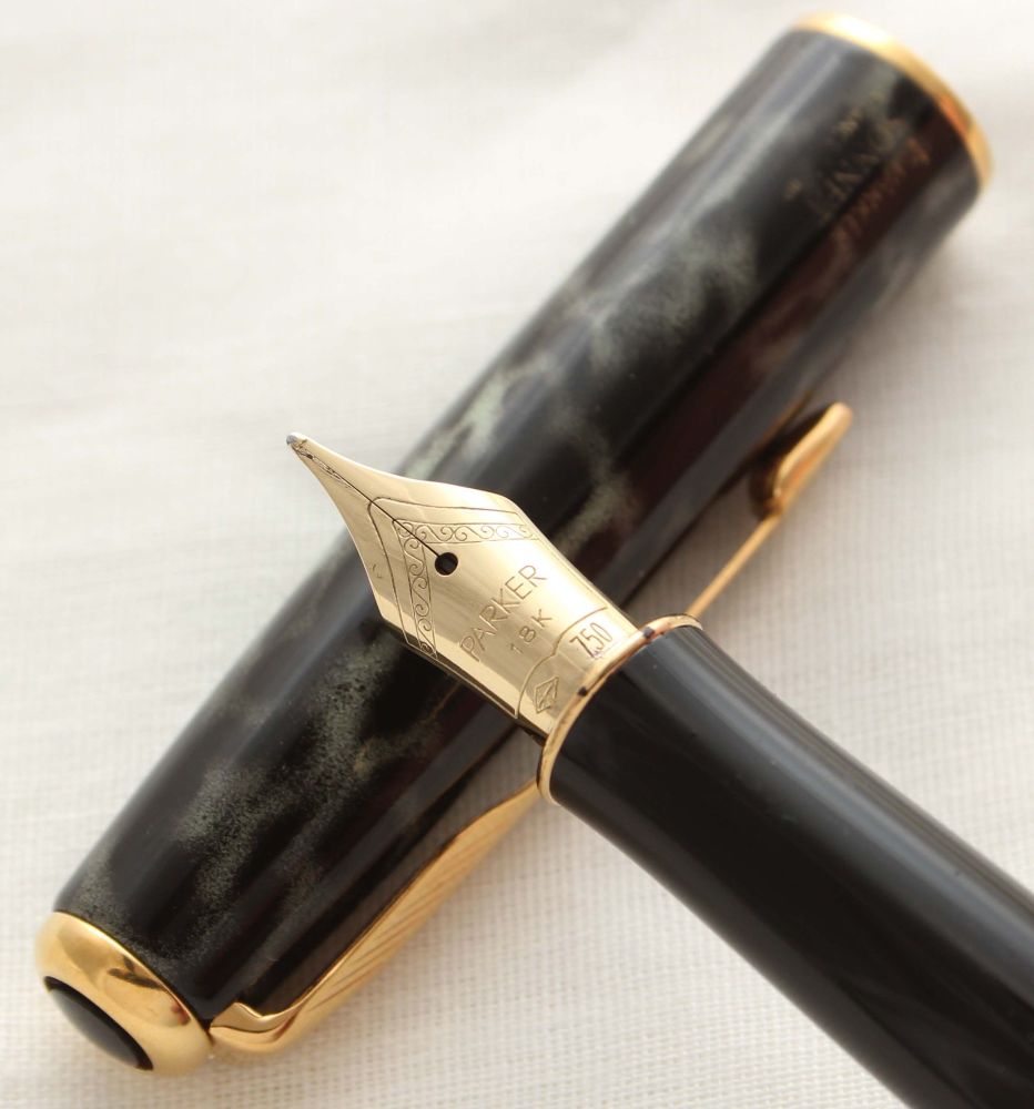 9989 Parker Sonnet Fountain Pen in Laque Moonbeam. 18ct Medium Nib.