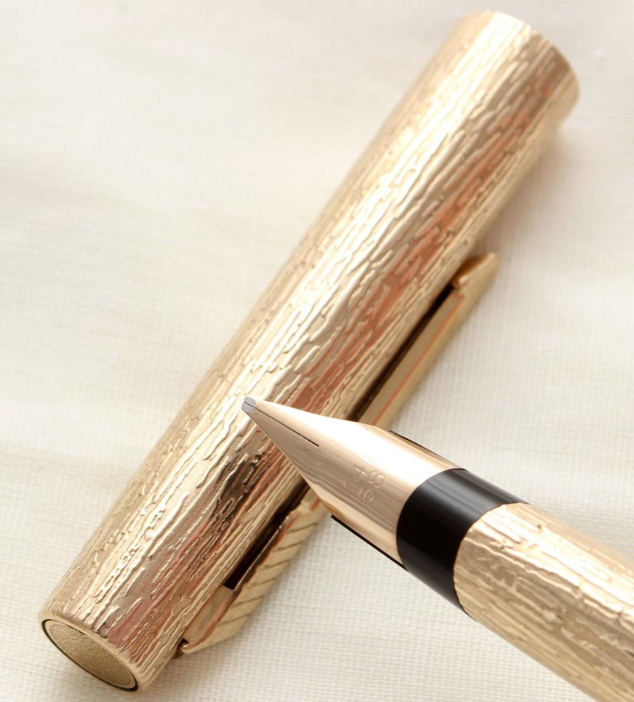 3118 Parker 105 Fountain Pen in Rolled Gold Bark Finish. Broad Oblique Ital