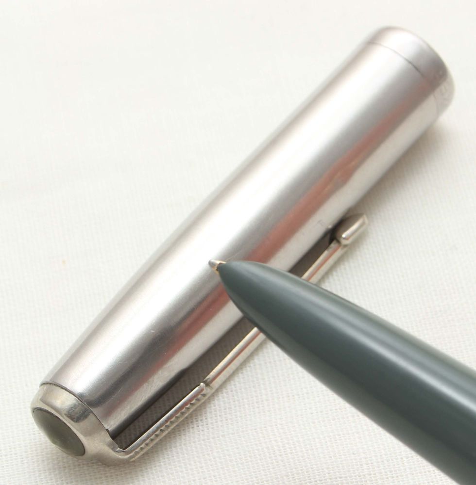 3153 Parker 51 Aerometric in Grey with a Lustraloy Cap, Smooth Fine FIVE ST
