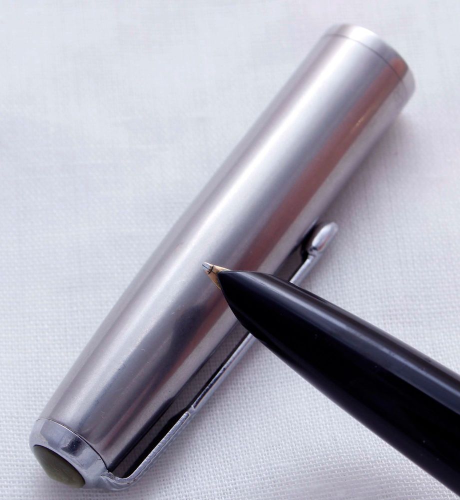 3313 Parker 51 Aerometric in Black with a Lustraloy Cap, Smooth Broad side 