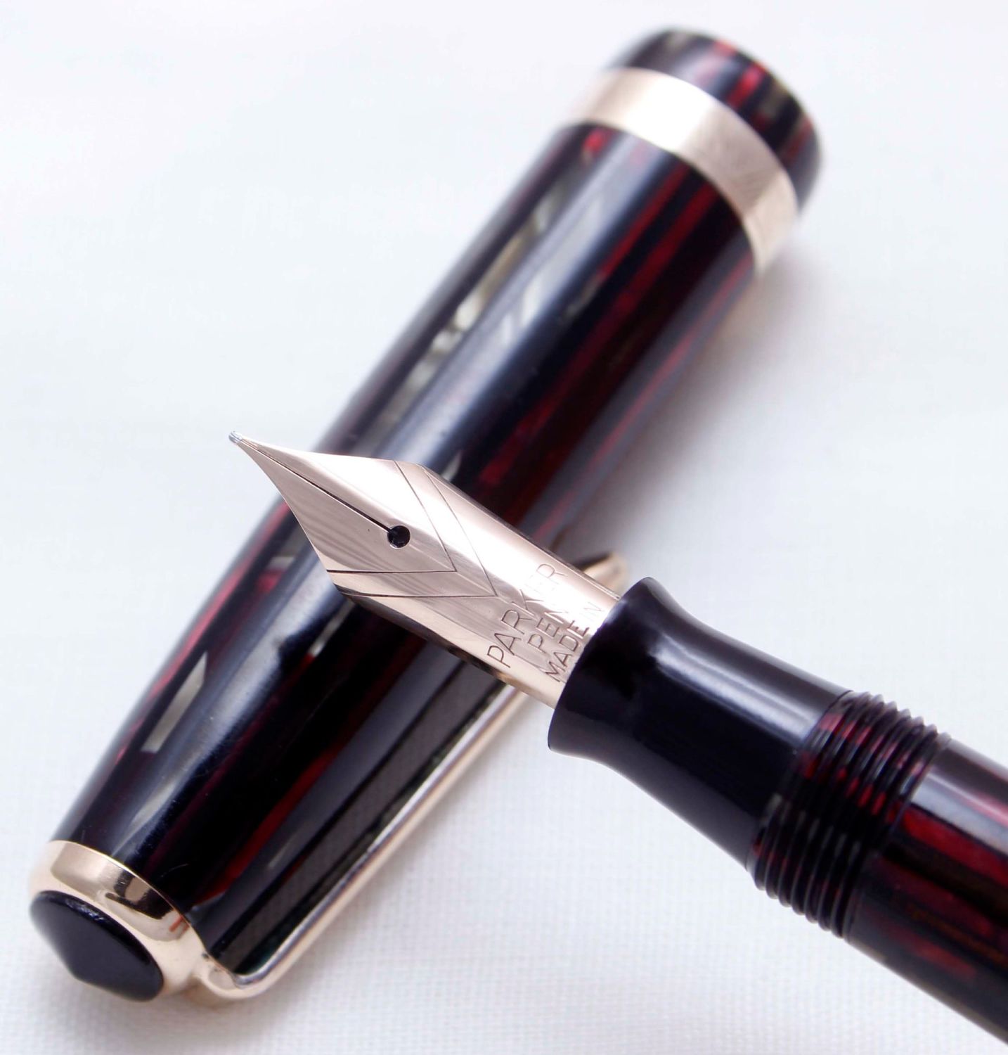 3446 Parker Duovac Fountain Pen In Burgundy And Grey Striated Marble 