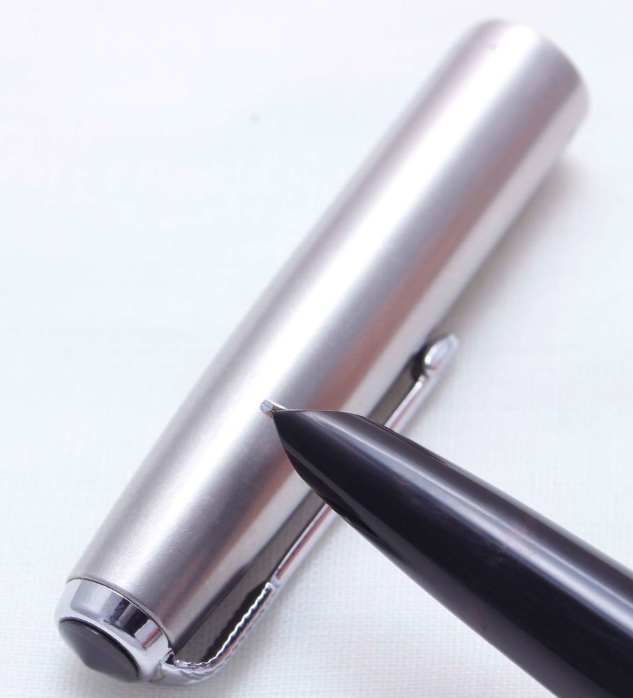 3513 Parker 51 Aerometric in Black with a Lustraloy Cap, Smooth Medium FIVE