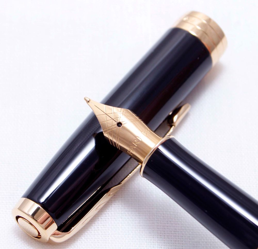 3541 Parker Sonnet Fountain Pen in Gloss Black. Medium Nib. Mint