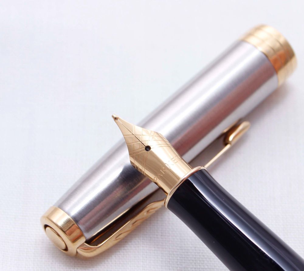 3563 Parker Sonnet Fountain Pen in Brushed Stainless Steel. Medium Nib. Unu
