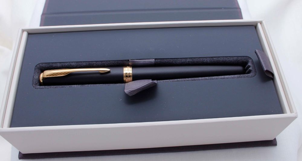 3604 Parker Sonnet Fountain Pen in Matt Black. Medium 18ct Gold Nib. Mint a