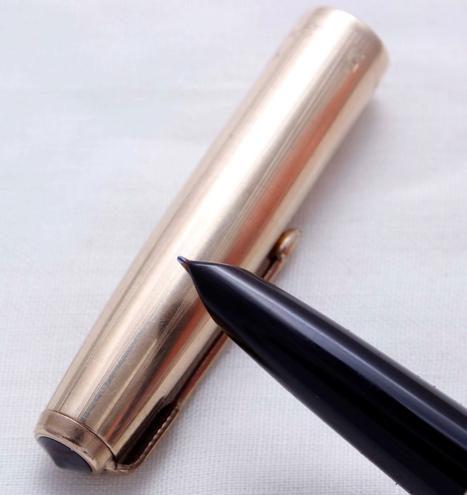 3712 Parker 51 Aerometric in Classic Black with a Rolled Gold Cap. Smooth M