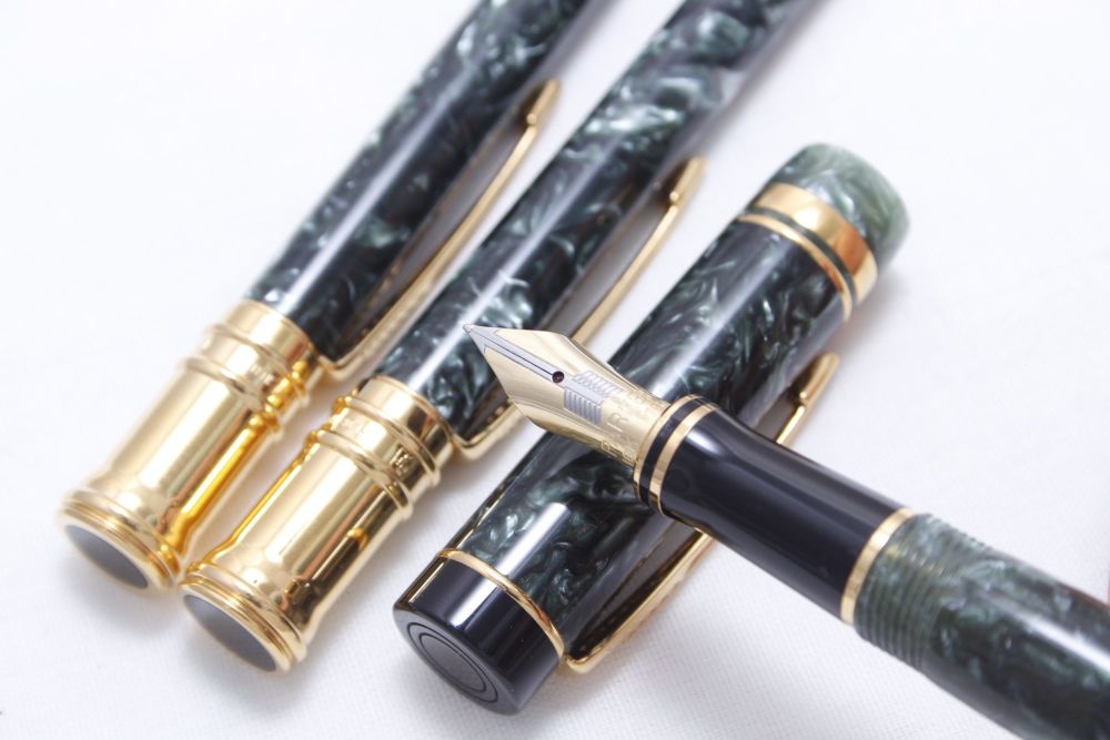 3829 Parker Duofold International Triple Set in Green Marble. Fine FIVE STA