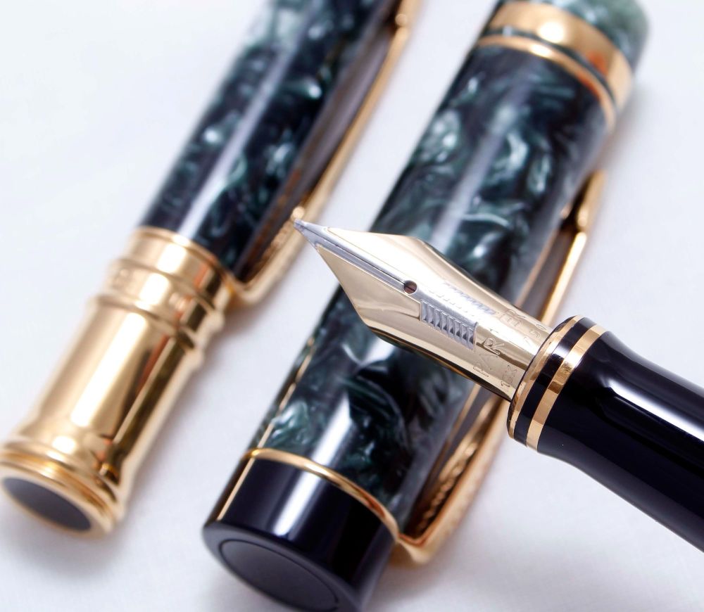 3832 Parker Duofold Centennial Fountain Pen and Pencil in Green Marble, Med