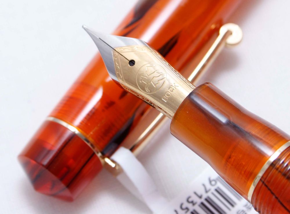 3846 Moonman M800 Fountain Pen in Transparent Amber Marble. Smooth Fine FIV