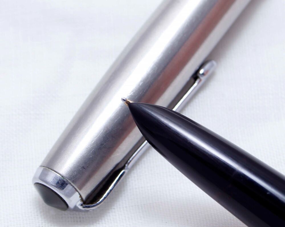 3986 Parker 51 Aerometric in Black with a Lustraloy Cap, Smooth Fine side o