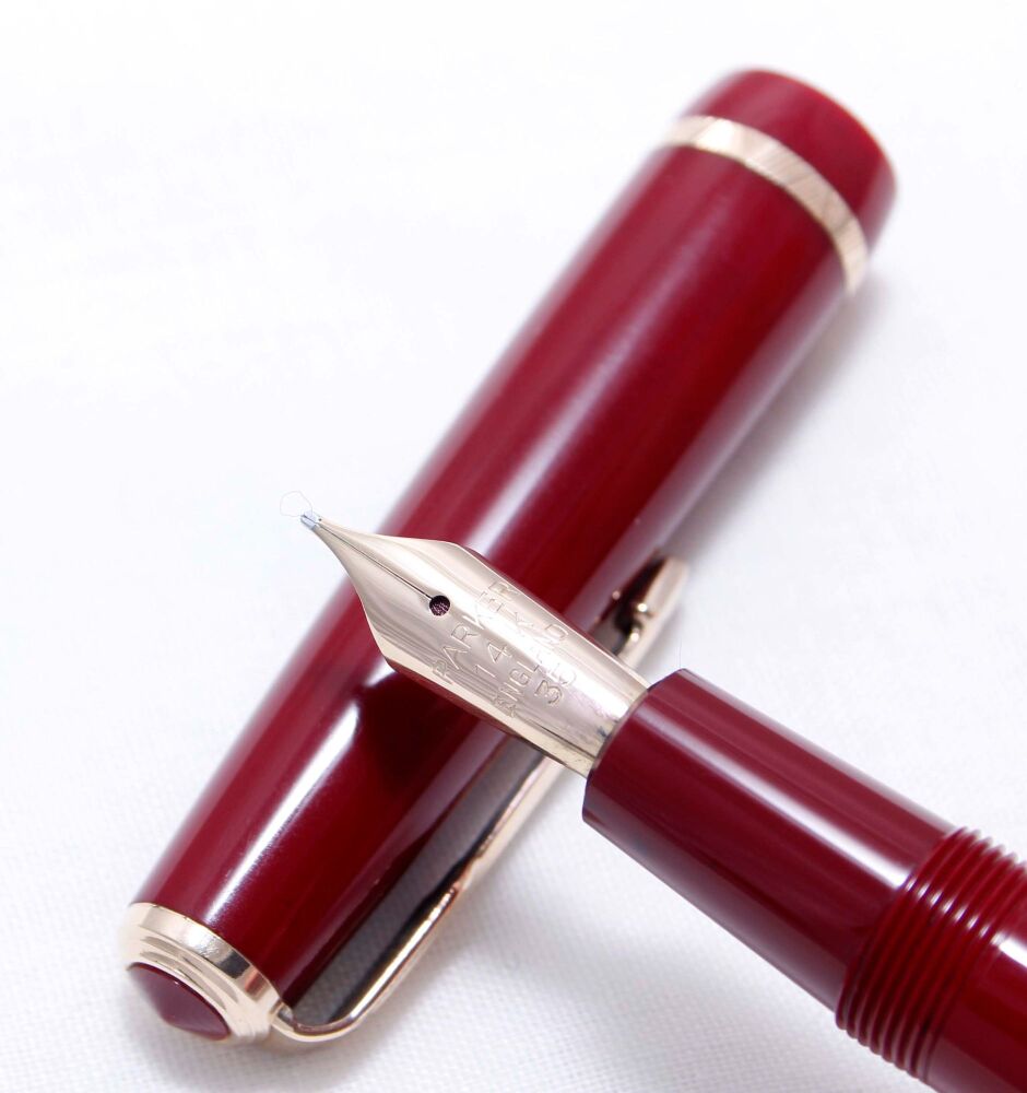 4052 Parker Duofold Senior in Burgundy, c1965. Smooth Medium FIVE STAR Nib.