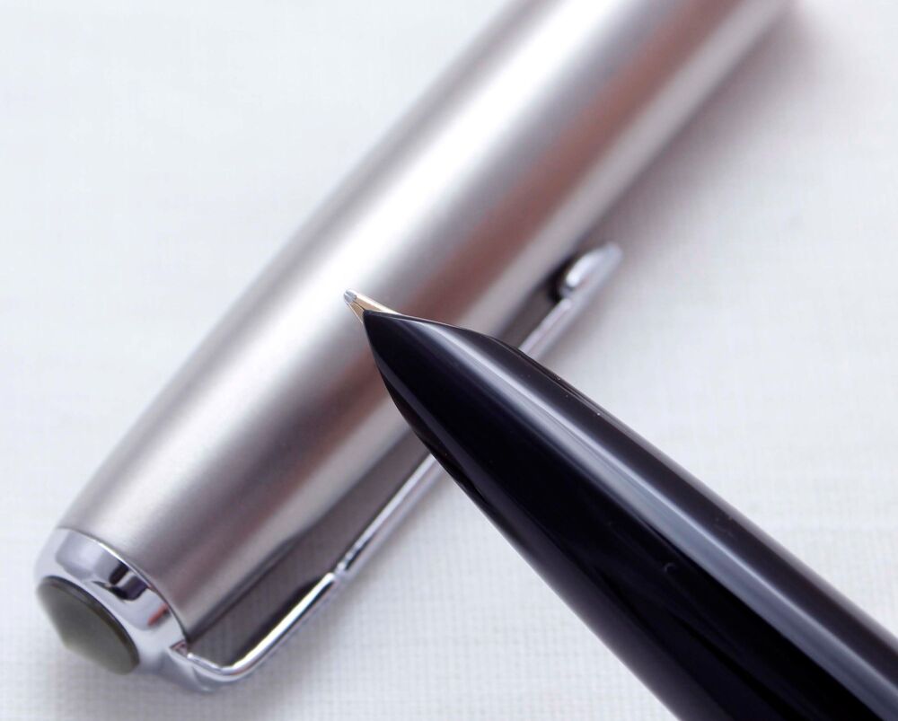 4080 Parker 51 Aerometric in Black with a Lustraloy Cap, Smooth Fine FIVE STAR Nib.