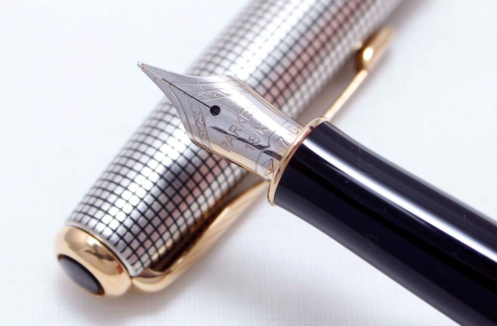 4101 Parker Sonnet Fountain Pen in Sterling Silver Cisele. 18ct Medium FIVE