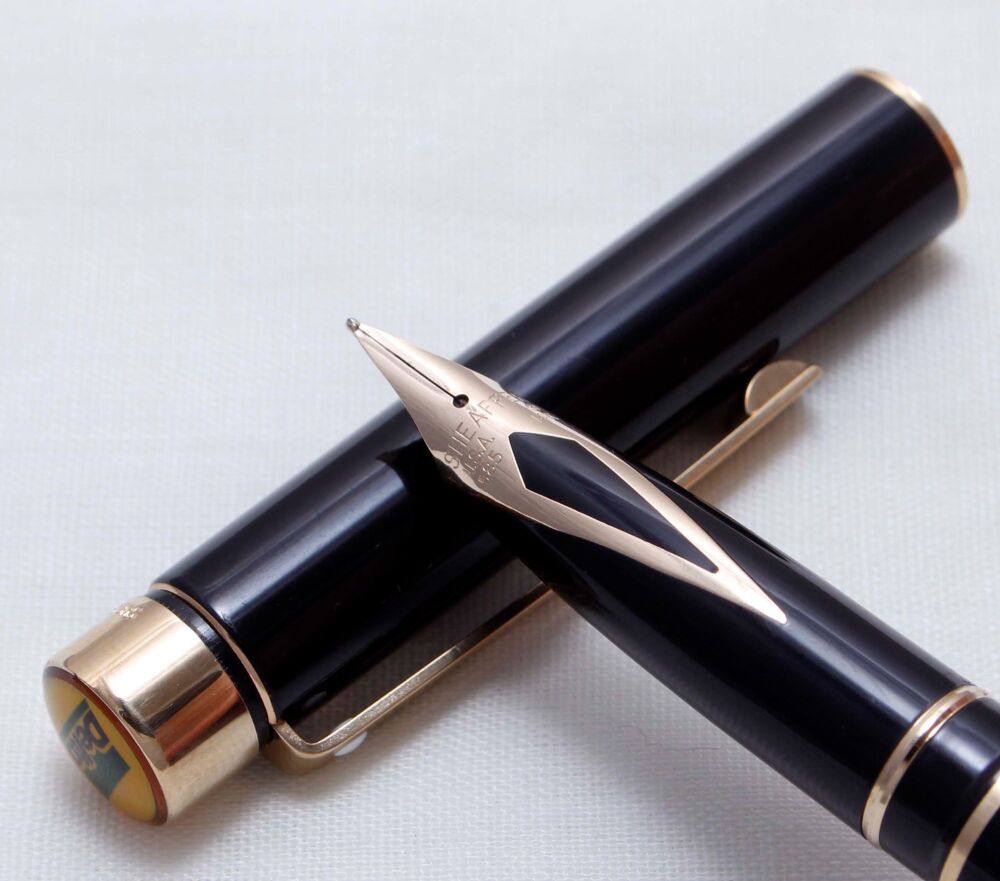 4092 Sheaffer Targa Classic Fountain Pen in Laque Black. Medium FIVE STAR nib.