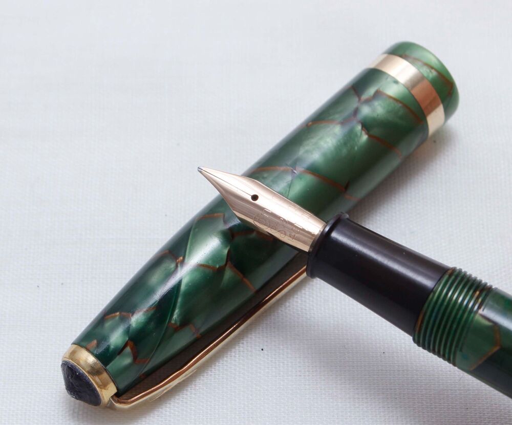 4108 Conway Stewart No.85L in Gold Veined Green Marble. Medium FIVE STAR Ni
