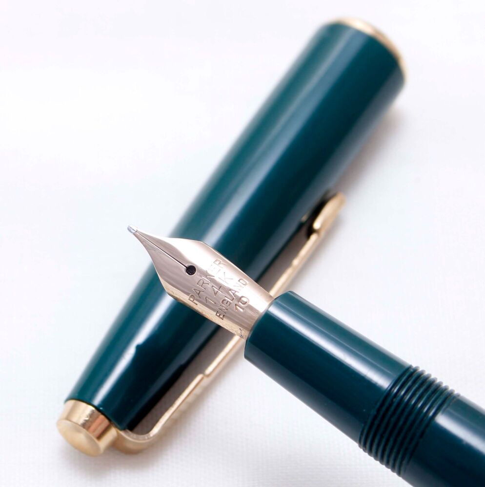 4129 Parker Duofold Junior MkII in Green, c1970. Smooth Broad side of Mediu