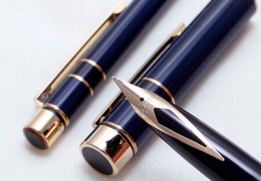 4152 Sheaffer Targa Fountain Pen and Ballpen set in Laque Prestige Blue, Me