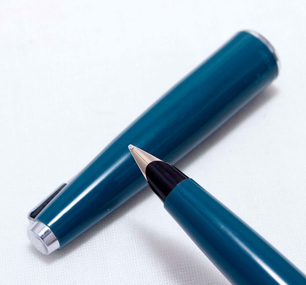 4317 Parker 45 CT in Teal Blue. Smooth Medium nib.