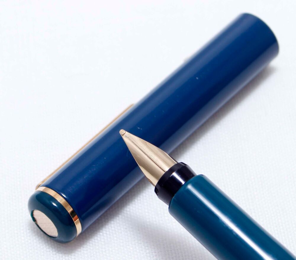 4307 Parker 88 Fountain Pen in Gloss Blue. Medium Nib. Mint.