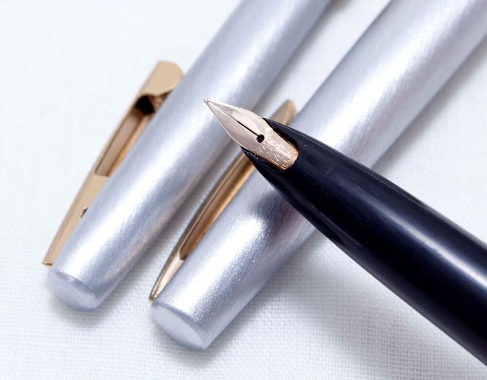 4451 Sheaffer Lady 620 Fountain Pen and Ball Pen set in Brushed Silver. Smo