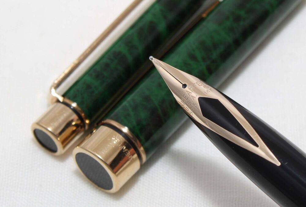 4492 Sheaffer Targa 1038 Laque Green Ronce Fountain Pen and Ball Pen set. M