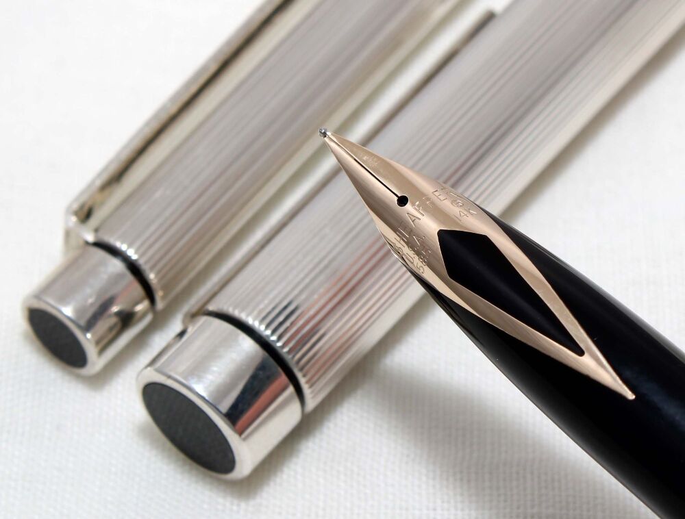 4490 Sheaffer Targa Classic Fountain Pen and Mechanical Pencil in Sterling Silver. Medium FIVE STAR nib.