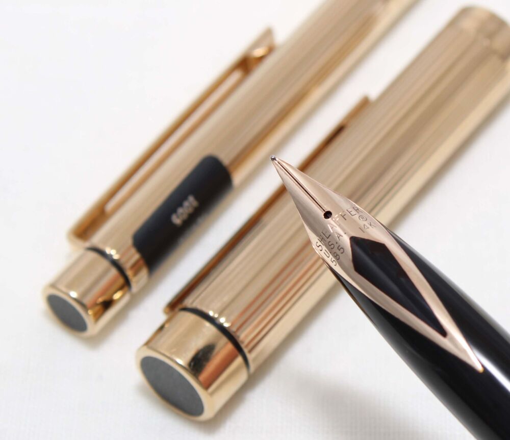 4488 Sheaffer Targa Classic Fountain Pen and Mechanical Pencil set in Fluted Gold Plate. Medium FIVE STAR nib.