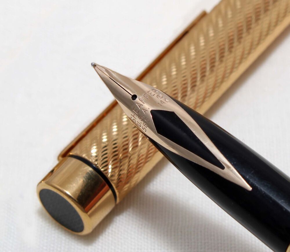 4470 Sheaffer Targa Classic Fountain Pen in the Gold Spiral pattern. Medium FIVE STAR nib.